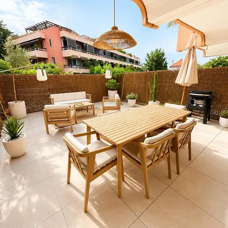Le Cocon Tropezien Avec Terrasse Privee A 5 Minutes Du Port Апартаменты
